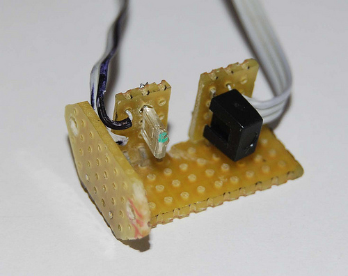 Led IR y fototransistor instalados en tarjeta de circuito impreso perforada